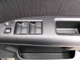 運転席から全ての窓の開閉ができます。ウィンドウロック機能はお子様のいたずら防止に有効です。