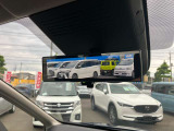 後席に乗っている人などで見えにくくなりがちなルームミラー、デジタルインナーミラーは、車両後方のカメラ映像をミラー面に映すので、車内の状況や天候などに影響されずクリアな後方視界が得られます。