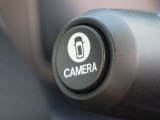 ★マルチビューカメラ★ワイパーレバー先端の「CAMERAスイッチ」を押すことで、車を上空から見下ろしたような映像をカーナビ画面に映し出し、車庫入れや縦列駐車をサポートしてくれます♪