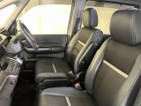 運転席周りのレイアウトをご覧ください。ナビゲーションが綺麗に装着されすっきり収まってますね!