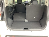 後席は分割可倒式で、用途に合わせてアレンジ可能。荷物の量や乗車人数に応じて柔軟に使える便利なシートです。