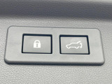 【パワーバックドア】スマートキーや運転席のボタンを押すだけでリアゲートが自動で開閉します!荷物を持っている時や、高い位置にあるバックドアを閉める際に便利な機能です♪