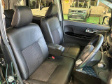 【フロントシート】インパネにシフトが付いているので足元広々!運転席から助手席の移動も楽々♪どちらからでも乗り降り出来るので、狭い場所の乗り降りも楽ちんですよ♪