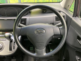 インテリアに合わせたデザインのステアリングは、運転される方のことも考え、運転しやすい形状、大きさです。是非一度、実際に触ってお確かめください。
