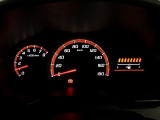 昼間でも見やすいオプティトロンメーターです。運転席前に配置し、フードを低く抑えることで運転中の視界の邪魔にならないので、視界も良好です!