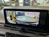 空から見たような映像で駐車ができるアラウンドビューモニター。ひと目でわかるセンサーに前後の衝突被害軽減ブレーキ付き。