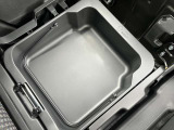 助手席のシートの下には、取り外しが可能なバスケットになっています。