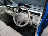 運転席のドアを開け、乗り込む際のイメージです。足元には純正フロアマットも敷かれています。