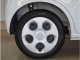 【ホイールキャップ】車に良く似合う純正ホイールキャップが装備されています。ノーマルタイヤ、スタッドレスタイヤも広島マツダにお任せください。