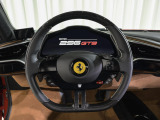 LED付カーボンファイバー製ステアリングホイールを装着。エンジン回転数に合わせて点灯するLEDが、F1マシンのような高揚感を与えます。