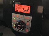 オートエアコンです。車内を快適な状態に自動調整してくれます。また、駐車時などイグニッションOFF状態の時に外気モードになるので、車内のこもり臭を防いでくれます。