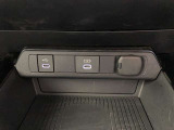 こちらのクルマはUSB接続コネクタも装備されています♪スマホの充電などにお使い下さい。ご旅行中での充電切れも、これなら心配いりませんね!