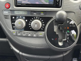 【オートエアコン】一度お好みの温度に設定すれば、車内の温度を検知し風量や温度を自動で調整。暑い&hellip;寒い&hellip;と何度もスイッチ操作をする必要はありません。快適な車内空間には必須の機能ですね♪
