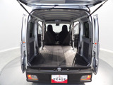 【荷室(側方)】スライドドアからの動線も良く、重い荷物の積み下ろしもスムーズにできそうです