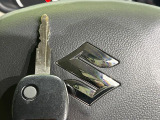 【キーレス】少し離れた場所からでもボタン一つでドアの開錠・施錠ができるのでとっても便利!ドアの鍵穴周りに傷をつけることもありません♪