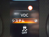【VDC】滑りやすい路面などでのハンドル操作で車両が横滑りしそうになると、ブレーキおよびエンジン出力を制御し車両の安定性を向上させる。