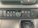 運転席と助手席はシートヒーター装備!エアコンに比べて暖まるスピードが速いので冬でも快適に過ごせます。冷え症で悩まれている方にも◎また、エアコンに比べて車内の空気が乾燥しにくいのも、嬉しいポイントです!
