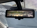 【インテリジェントルームミラー】車両後方のカメラ映像をミラー面に映し出すので、同乗者や積荷などの車内状況や天候などに影響されずいつでもクリアな後方視界が得られます。