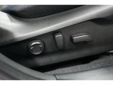 &rdquo;電動シートを装備。お客様に安全に運転頂けるよう座席の位置、座面の上げ下げやリクライニングの加減も細やかな設定を可能にしました。&rdquo;