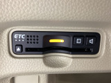 ハンドルの左下にETCがついています。高速道路の料金所の通過も楽々です。 カードの取り出しもしやすい場所についています。
