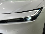 【LEDヘッドライト】悪天候や夜間走行時も良好な視界を確保し安心して運転できる高輝度LEDヘッドライトを装備!点灯速度が早く、消費電力も抑えられています。