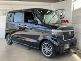 車幅いっぱいに伸びたフロントアクセサリLEDがボディーのワイド感を強調