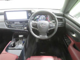 シックで高級感あるハンドル周りのデザイン。運転時の各部の視認性、操作性にも優れます。