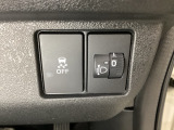 ハンドルの右側にはヘットライトリベライザーとVSA(ABS+TCS+横滑り抑制)の解除スイッチがついています。ヘッドライトリベライザーは道路状況や積荷の加重に応じてライトの高さを調節できます。