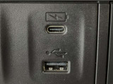 【USBポート】USBポートも装備されています、スマートフォンの充電やオーディオに連携も可能です、今や欠かせない装備の一つです!