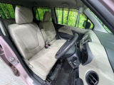 運転席まわりには十分なスペースがあり、大柄な方でもゆったり運転していただける環境です。