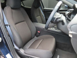 細やかな調整が可能なパワーシートになっています。2ポジションメモリーが可能ですので、運転手交代に備えて2名分のポジション登録がお奨めです。