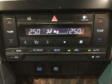 左右独立温度コントロールフルオートエアコンです。運転席、助手席それぞれで独立して温度設定ができます。冷え性の方が乗っても安心ですね♪