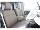 フロントベンチシートだから運転席足元もゆったり、広々快適です♪