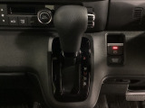 CVT車のセレクトレバーです。低速から高速まで、変速ショックのないスムーズな走りと、エンジン効率のよい領域を維持して燃費にも貢献します。サイドブレーキはスイッチ操作の電子制御パーキングブレーキです。