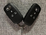 電子カードキーを携帯していれば、ドアハンドルやバックドアのリクエストスイッチを押すだけでドアの施錠・解錠が出来ます♪もちろん 遠隔操作も可能です!盗難防止のイモビライザー機能装備ですよ ☆