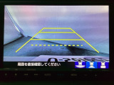バックでの車庫入れも安心です! リアカメラが付いているバックモニター付のナビを装備しております。操作線もついており距離感も画面から確認できます。