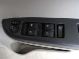 パワーウィンドウスイッチで運転席から全席の窓の開閉ができます。
