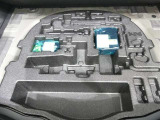 パンク修理剤とエアーポンプのセットです。スペアタイヤは装備していませんが空いたスペースを小物入れとして使用できます