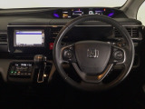 【ハンドル】運転にかかわる様々な操作を安全に行えるように視点移動が少なく操作性に配慮されたスイッチ類が凝縮されたコックピットです。