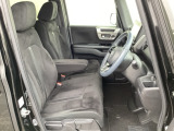 肘掛けとシートヒーター装備のフロントシートで長時間でも快適ドライブ!