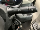 車外の明るさに応じでライトを点灯、消灯してくれるオートライト機能です☆お天気の良い昼間のトンネル走行などオートにしてると便利で安心です☆エンジン停止時にライトの消し忘れも無くなります☆