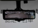 車両後方を映し出します・スマートルームミラー装備です。