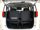 3列目シートは跳ね上げ式で折りたたみ可能です。キャンプ用品など大きな荷物もばっちり収納可能です!