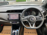 インパネシフトで操作しやすく、広々とした運転席周りです!