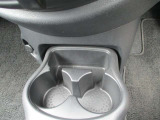 運転席と助手席の中央になります