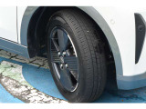 日産純正アルミホイール。タイヤサイズは155/65R14インチです。