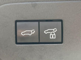 【パワーバックドア】スマートキーや運転席のボタンを押すだけでリアゲートが自動で開閉します!荷物を持っている時や、高い位置にあるバックドアを閉める際に便利な機能です♪