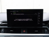 スマートフォンとAudiをUSBケーブルを介し接続。AppleのCarPlayやAndroid Autoのアプリを通じて、スマートフォンのコンテンツをMMIディスプレイに表示します。