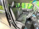 運転席まわりには十分なスペースがあり、大柄な方でもゆったり運転していただける環境です。
