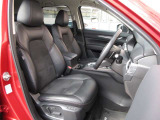 正しい姿勢で運転できるように体幹の腰部をしっかりささえるようデザインされているシートです。素材、シート形状を研究することでフィット感を高めつつ、優れた快適性を実現しています。